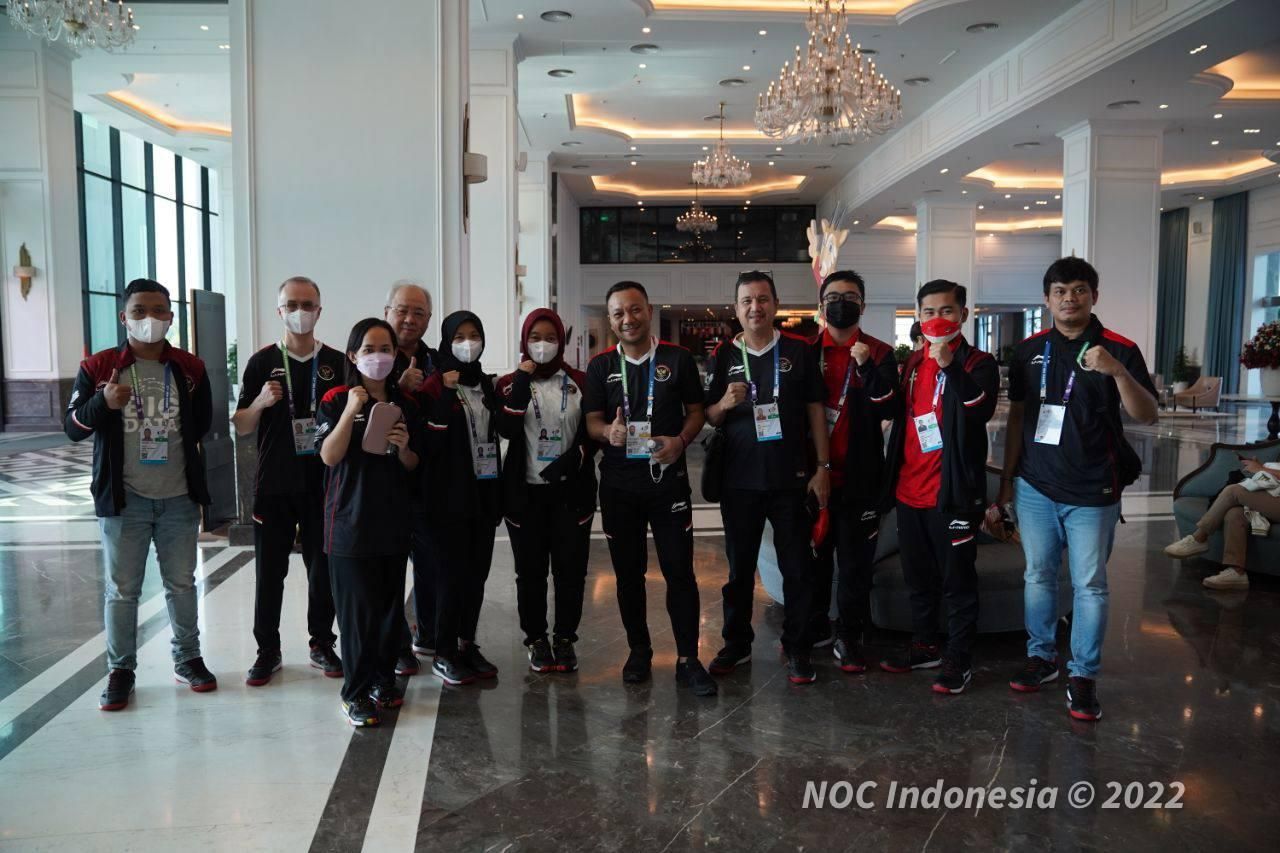 CdM Kontingen Indonesia untuk SEA Games 2021 Vietnam Ferry Kono berfoto bersama Tim Catur Indonesia sebelum berangkat bertanding pada laga lanjutan SEA Games 2021 Vietnam di Ha Long, Rabu (18/05/2022).
