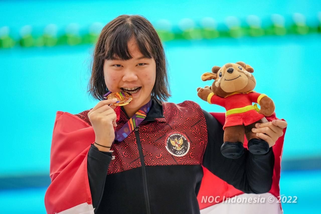 Flairene Candrea Wonomiharjo  memamerkan medali emas yang didapatkannya di nomor 100 meter gaya punggung putri SEA Games 2021 Vietnam di My Dinh Water Sports Palace, Vietnam, Selasa (17/05/2022). 
