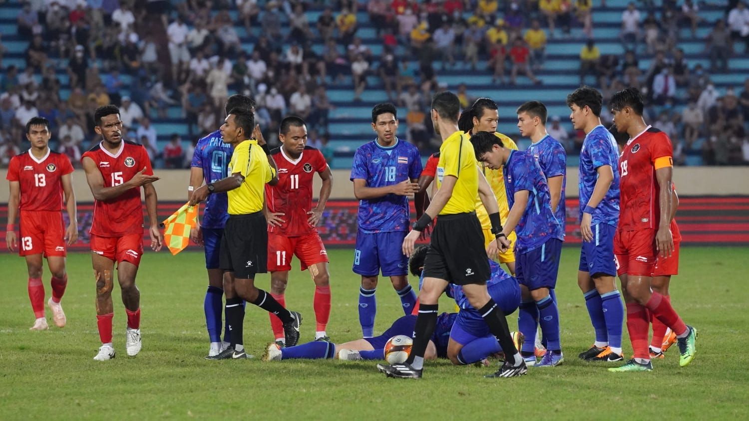 Para pemain timnas U-23 Indonesia dan Thailand pada menit-menit akhir semifinal SEA Games 2021.