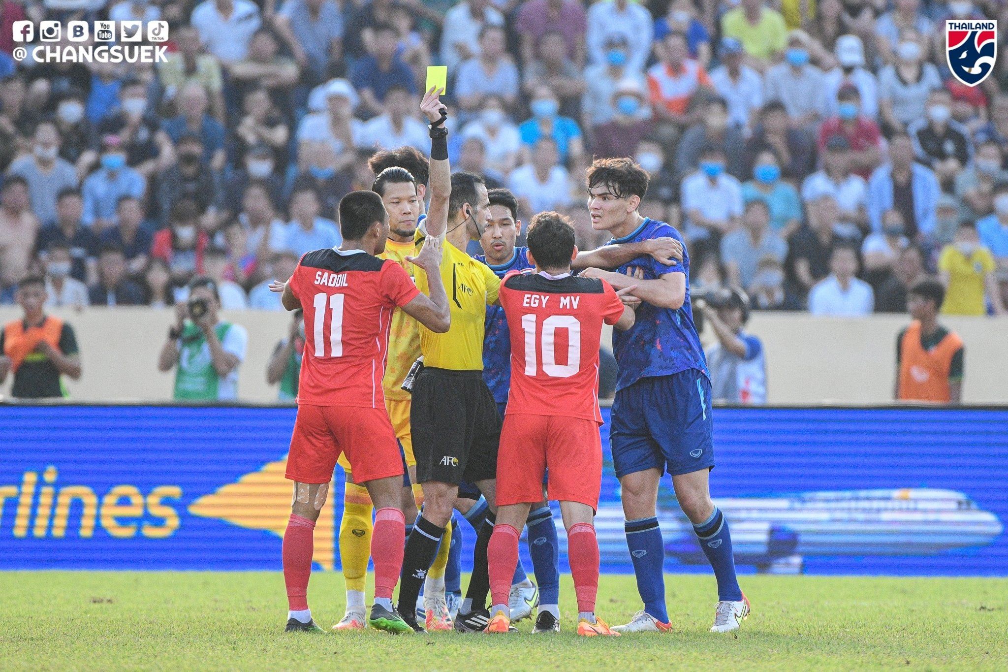 Pemain timnas U-23 Indonesia dan Thailand berseteru ketika wasit mengelurkan kartu kuning di laga semifinal SEA Games 2021.