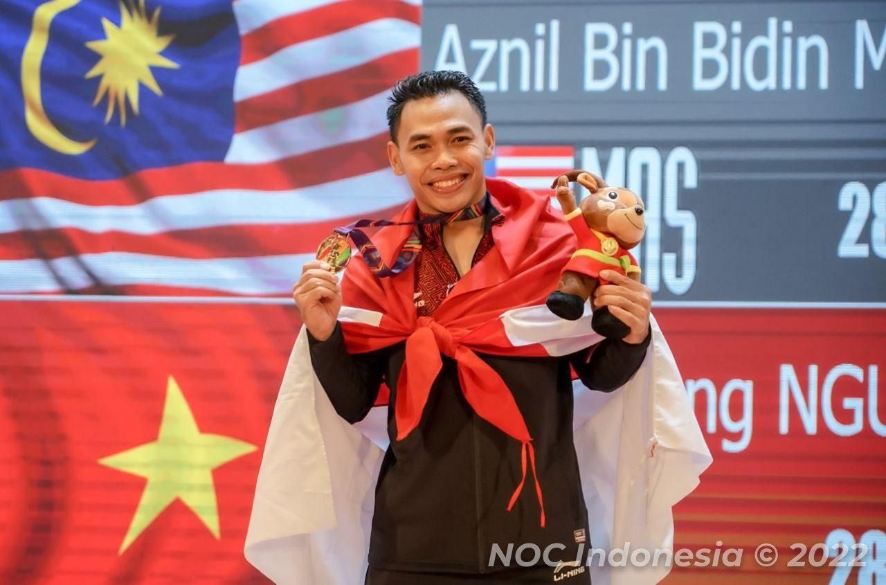 Eko Yuli Irawan berpose dengan medali emas kelas 61 kg putra SEA Games 2021 Vietnam di Palace of Culture, Hanoi, Jumat (20/5/2022).