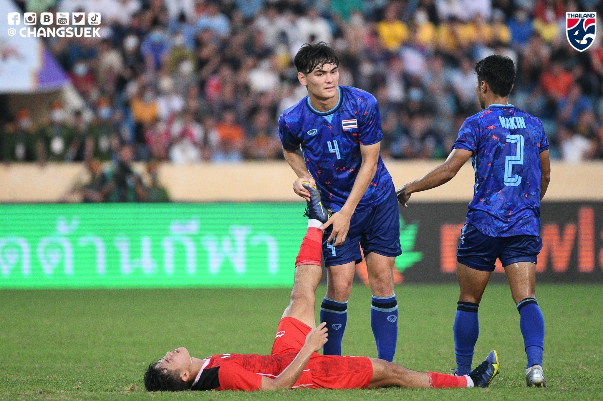 Pemain timnas U-23 Thailand, Jonathan Khemdee, saat membantu pemain Indonesia, Alfeandra Dewangga, yang mengalami kram di semifinal SEA Games 2021.