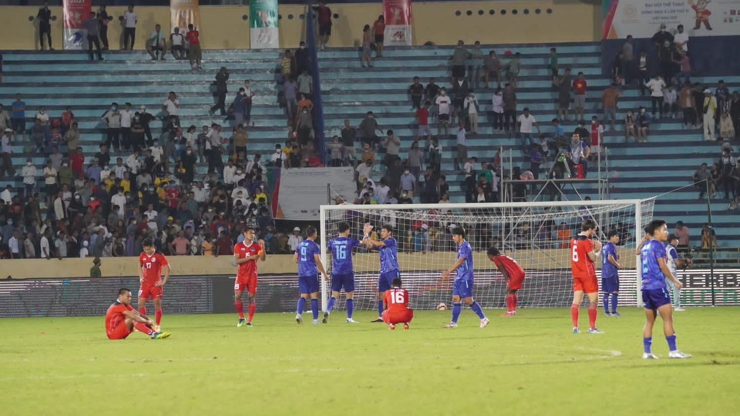 Pemain timnas U-23 Indonesia (merah), tampak lesu setelah kebobolan pada laga kontra Thailand di semifinal sepak bola putra SEA Games 2021, 19 Mei 2022.