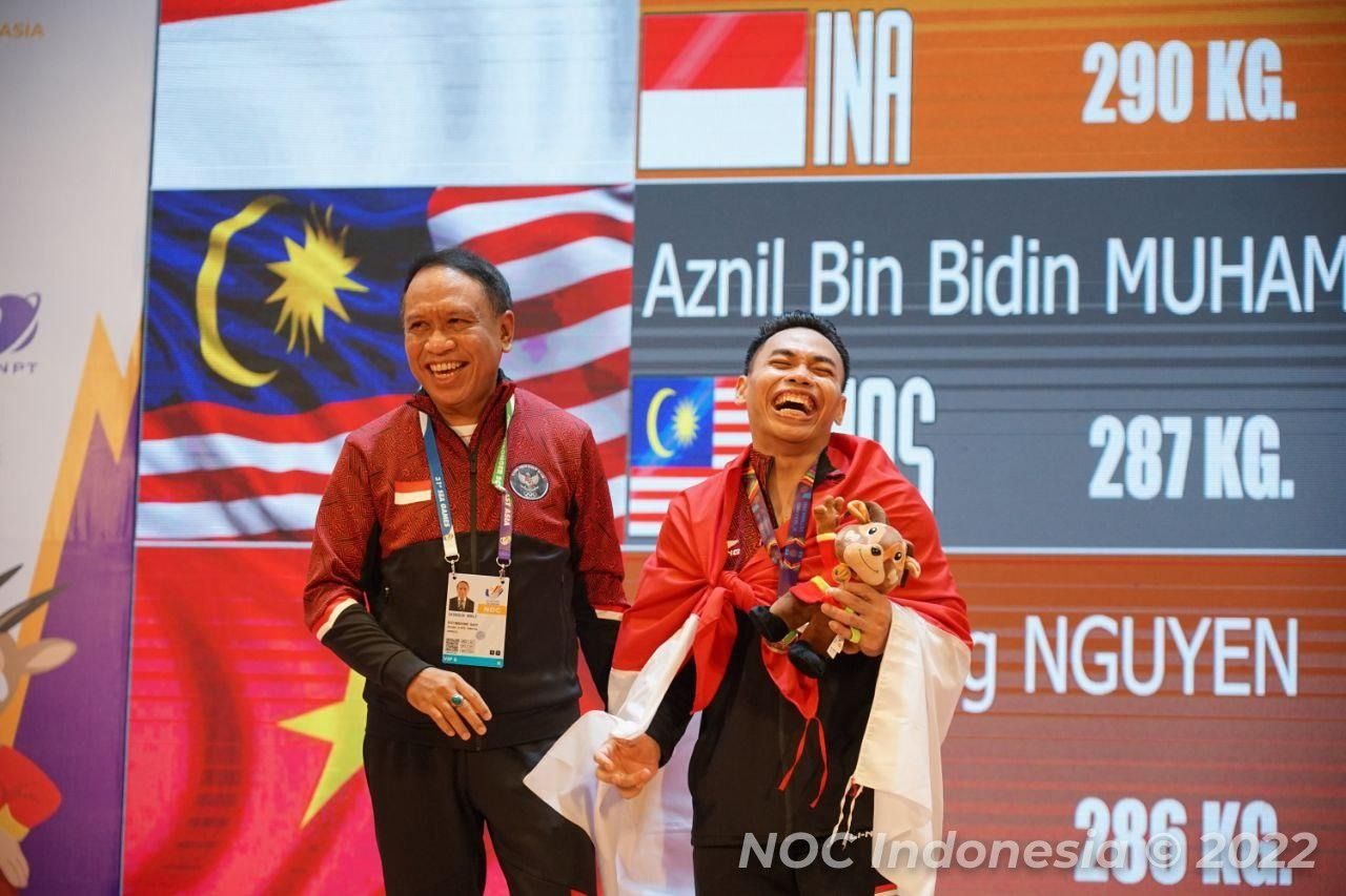 Eko Yuli Irawan dan Menpora Zainudin Amali tertawa di podium SEA Games 2021 Vietnam, Jumat (20/55/2022).