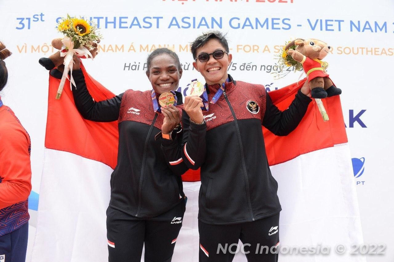 Pasangan Stefany Maysche Ibo/Raudani Fitra persembahkan medali emas dari cabor kano nomor 500 m beregu putri, Jumat (20/5/2022).
