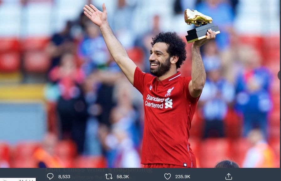 Penyerang Liverpool, Mohamed Salah, dengan trofi Golden Boot Liga inggris.