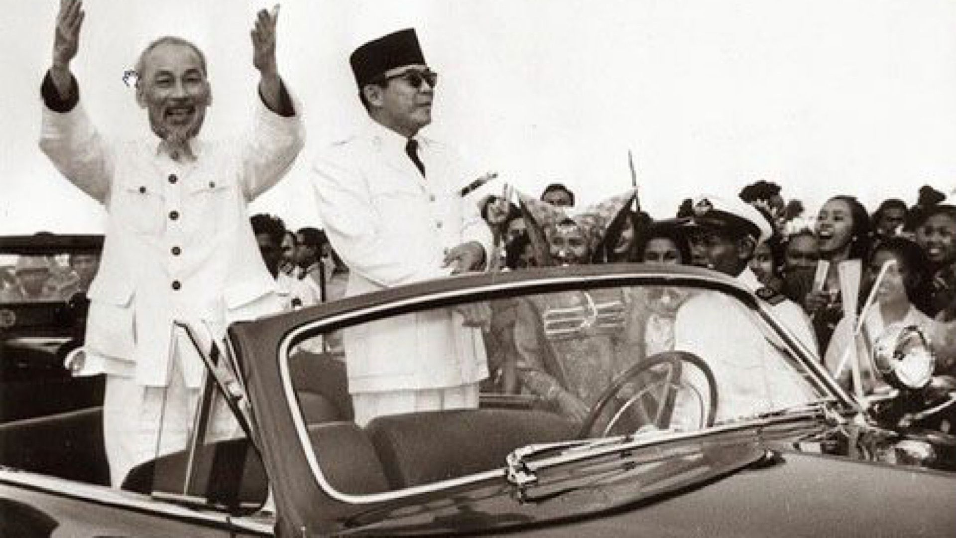 Presiden pertama RI, Soekarno, saat bersama Ho Chi Minh.