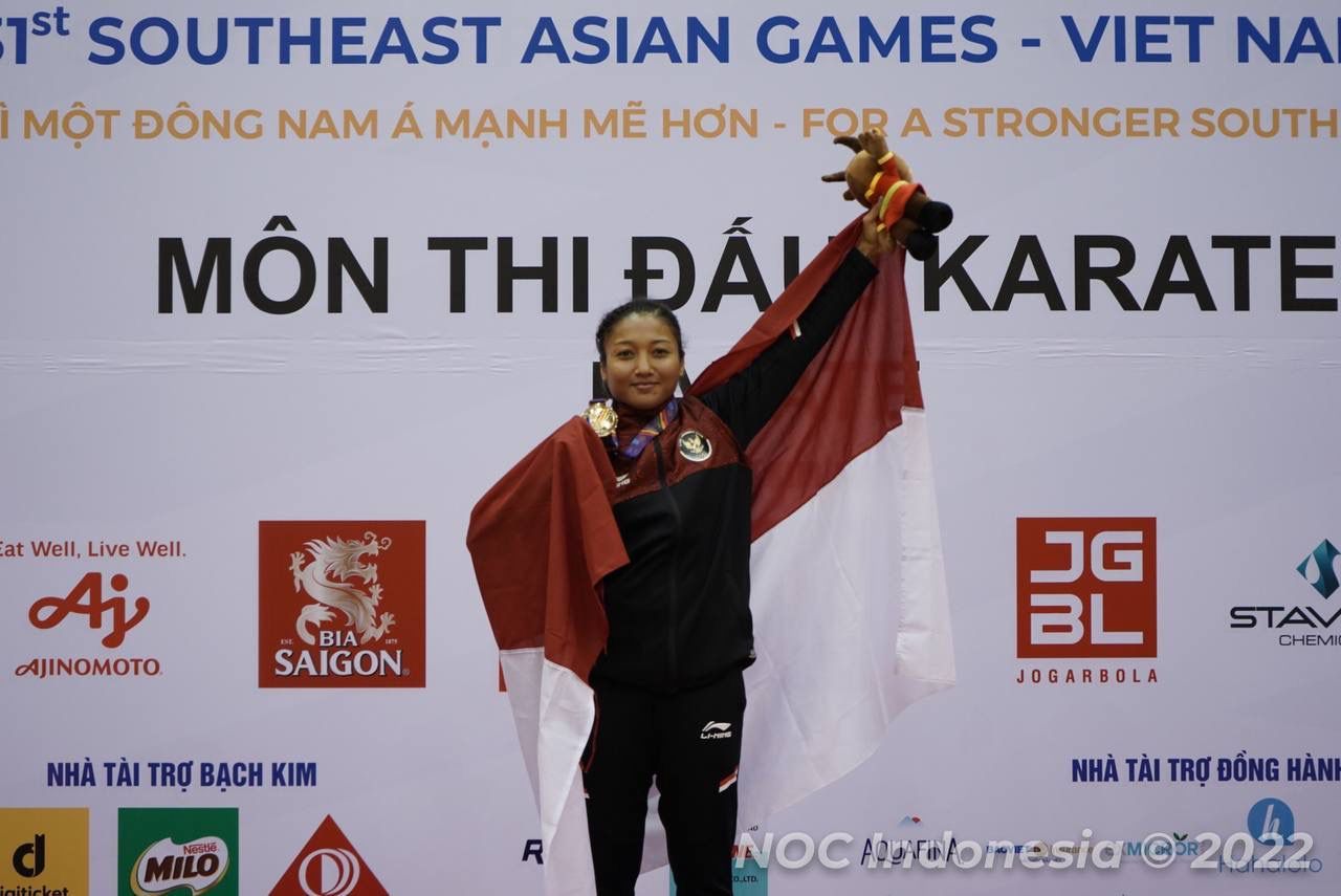 Karateka putri Indonesia, Cok Istri Agung Sanistyarani, meraih medali emas di nomor kumite -55 kg SEA Games 2021 Vietnam,  Kamis (18/5/2022).  