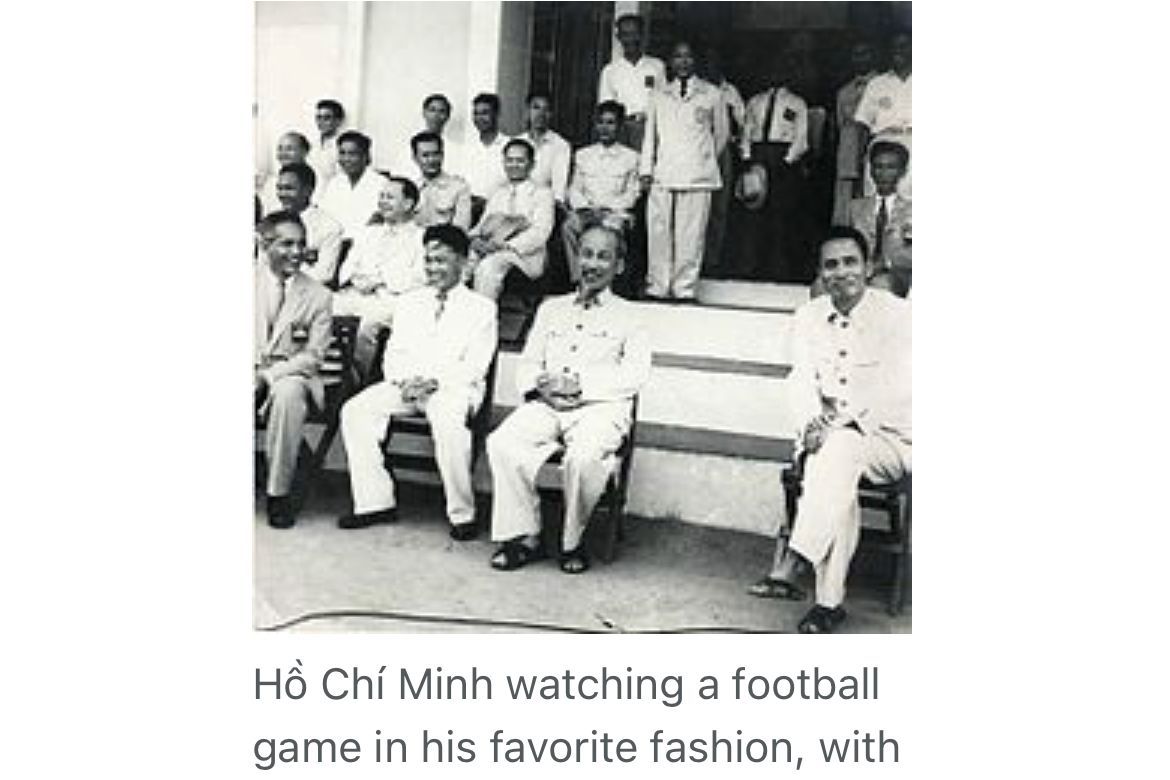 Ho Chi Minh (tengah) ketika menyaksikan laga sepak bola. 