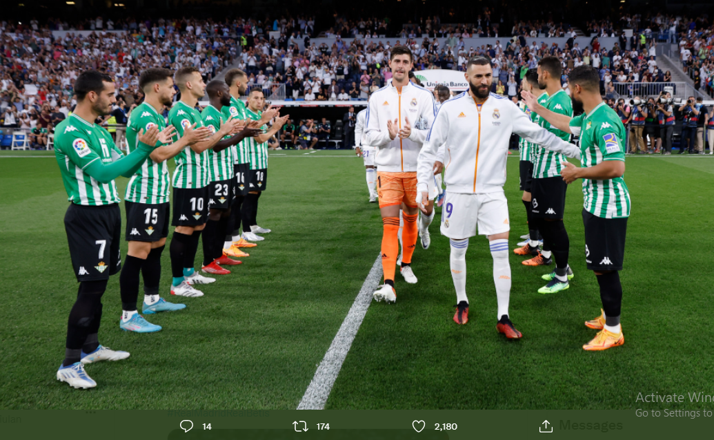 Pemain Real Madrid mendapat guard of honour sebelum duel pamungkas LaLiga di Bernabeu, Sabtu (21/5/2022).