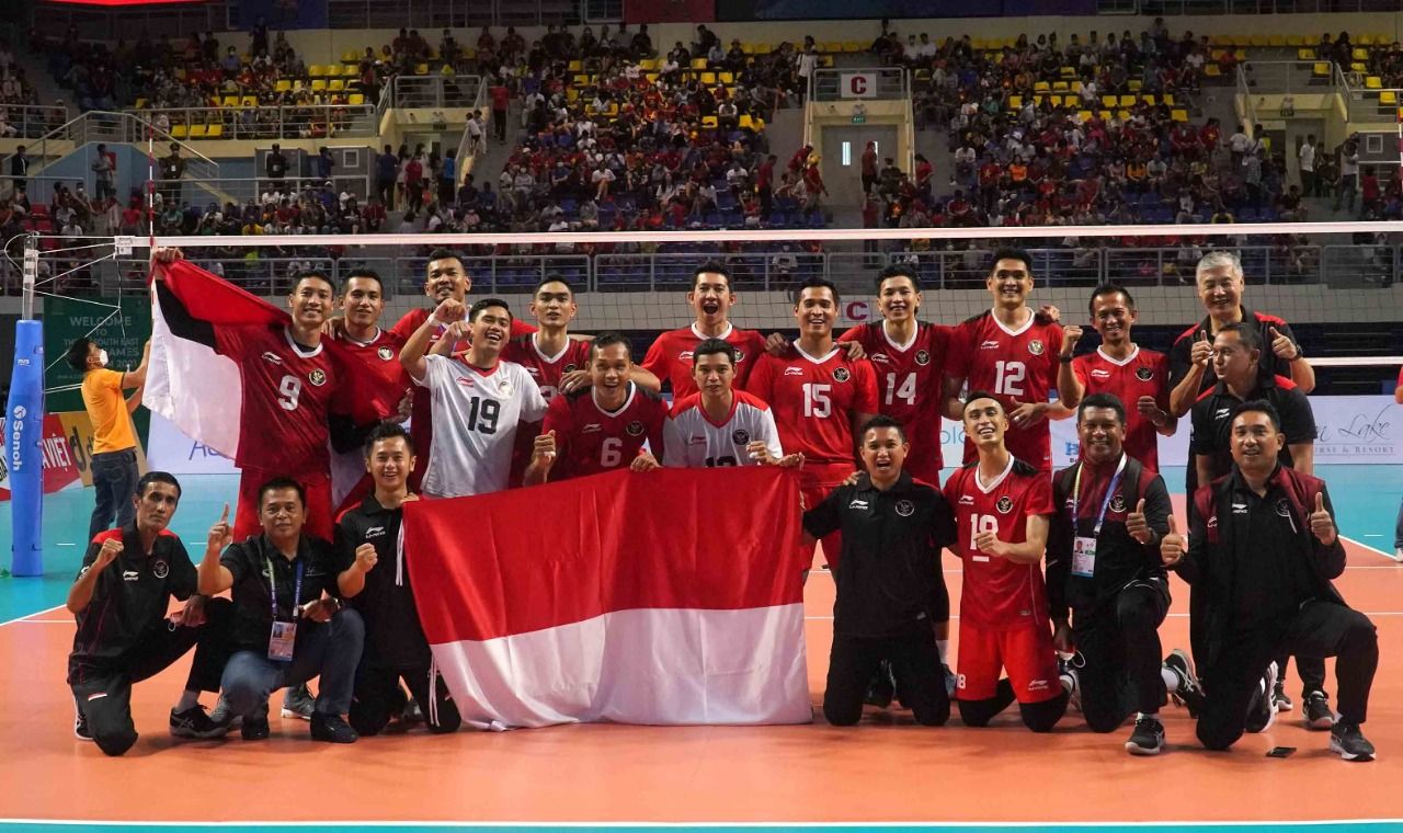 Tim voli putra Indonesia berfoto bersama usai memastikan emas SEA Games 2021 dengan mengalahkan Vietnam, 3-0, Minggu (22/5/2022). 