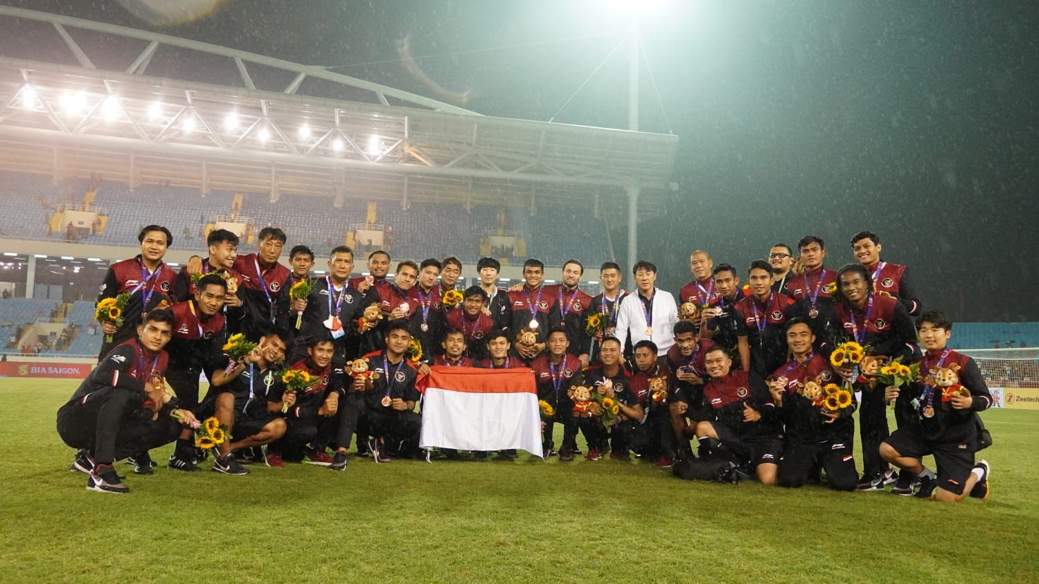 Skuad timnas U-23 Indonesia merayakan medali perunggu SEA Games 2021.