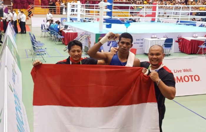 Maikhel Mustika (tengah) meraih medali emas cabor tinju kelas 81kg putra SEA Games 2021.