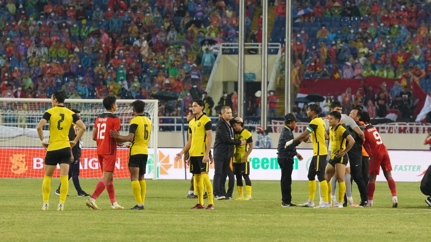 Para pemain timnas U-23 Malaysia tertunduk lesu ketika tumbang dari Indonesia di SEA Games 2021.