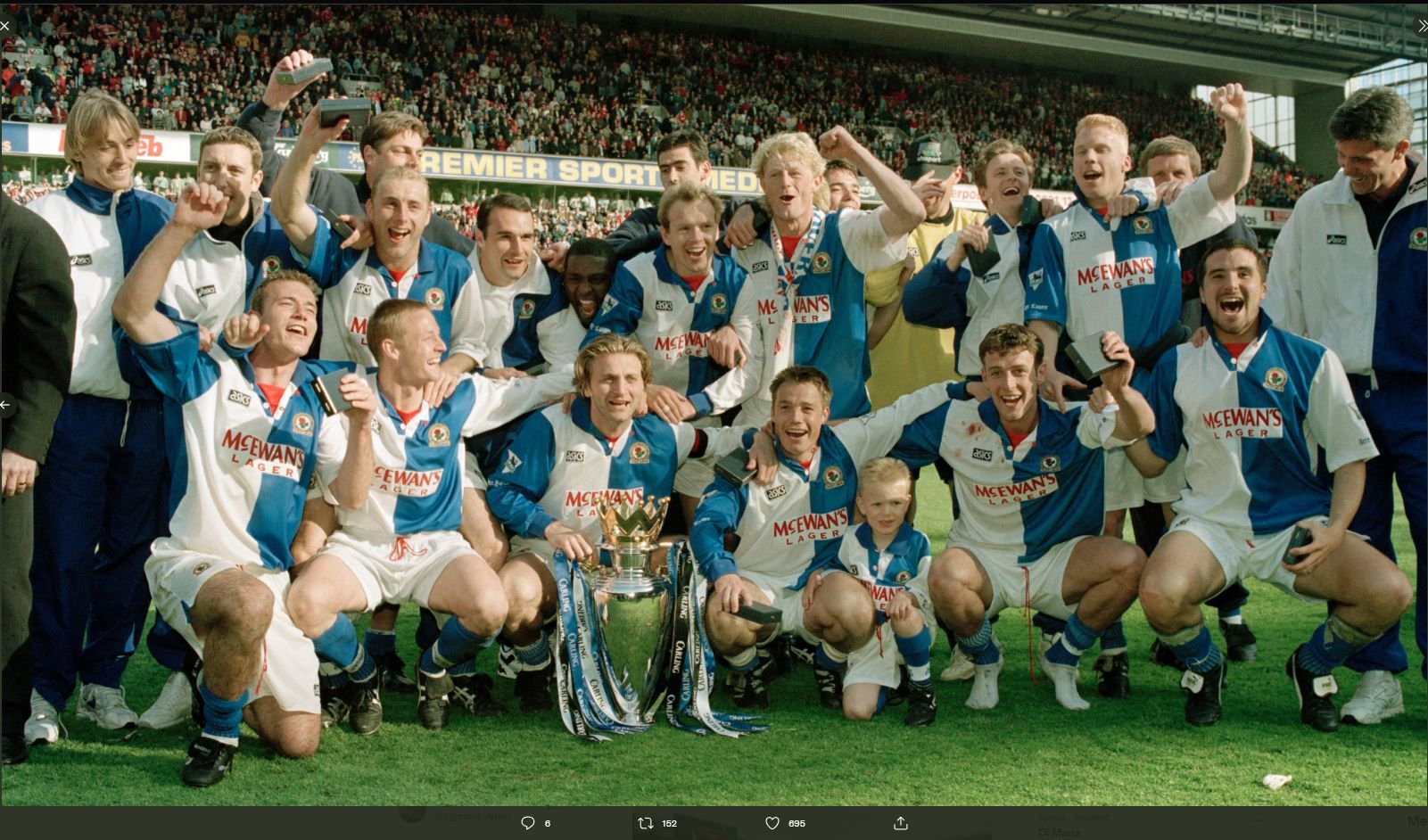 Skuad Blackburn Rovers merayakan gelar juara Liga Inggris musim 1994-1995.