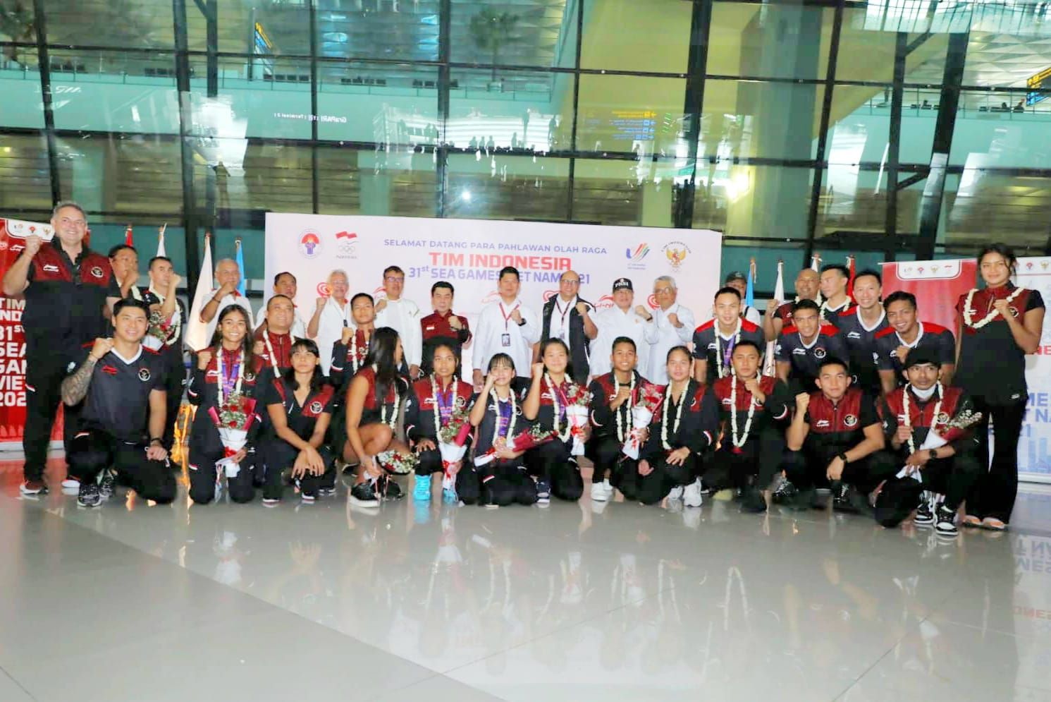 Timnas renang Indonesia foto bersama ofisial dan pengurus setibanya di Jakarta usai berlaga di SEA Games 2021 Vietnam. 