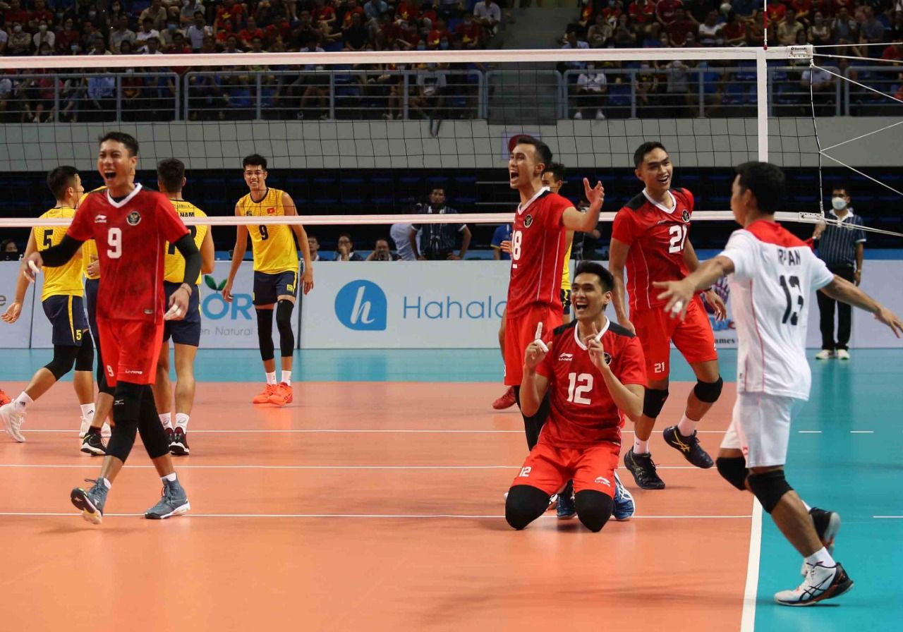 Reaksi tim voli putra Indonesia usai memastikan medali emas SEA Games 2021 dengan mengalahkan Vietnam, 3-0, Minggu (22/5/2022). 