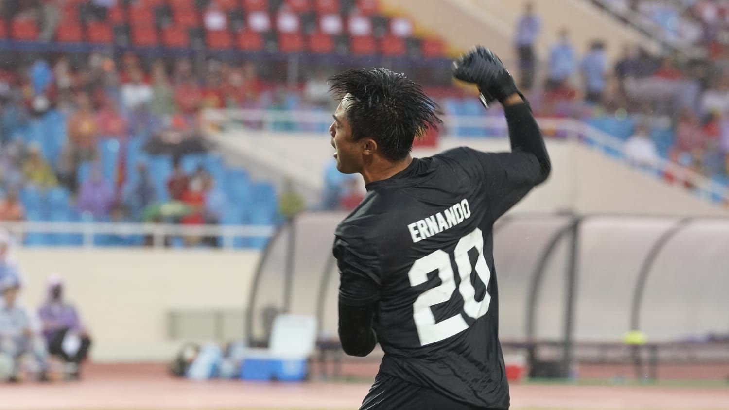 Kiper timnas U-23 Indonesia, Ernando Ari, merayakan keberhasilannya ketika menepis penalti pemain Malaysia di SEA Games 2021.