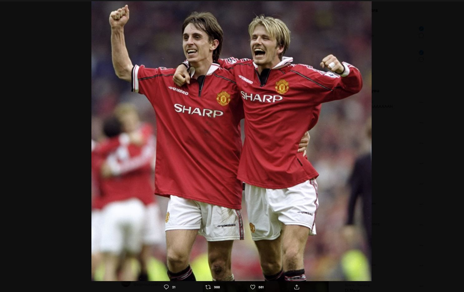 Momen Gary Neville dan David Beckham merayakan gelar Liga Inggris musim 1998-1999.