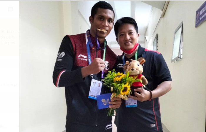 Maikhel Muskita mencium medali emas cabor tinju kelas 81kg SEA Games 2021 Hanoi.