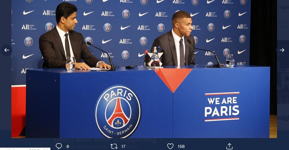 Bintang Paris Saint-Germain, Kylian Mbappe (kanan) dan Presiden Nasser Al Khelaifi dalam konferensi pers, Senin (23/5/2022).