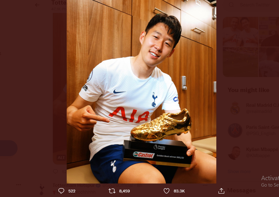 Penyerang Tottenham Hotspur Son Heung-min memamerkan trofi golden boot Liga Inggris 2021-2022. 