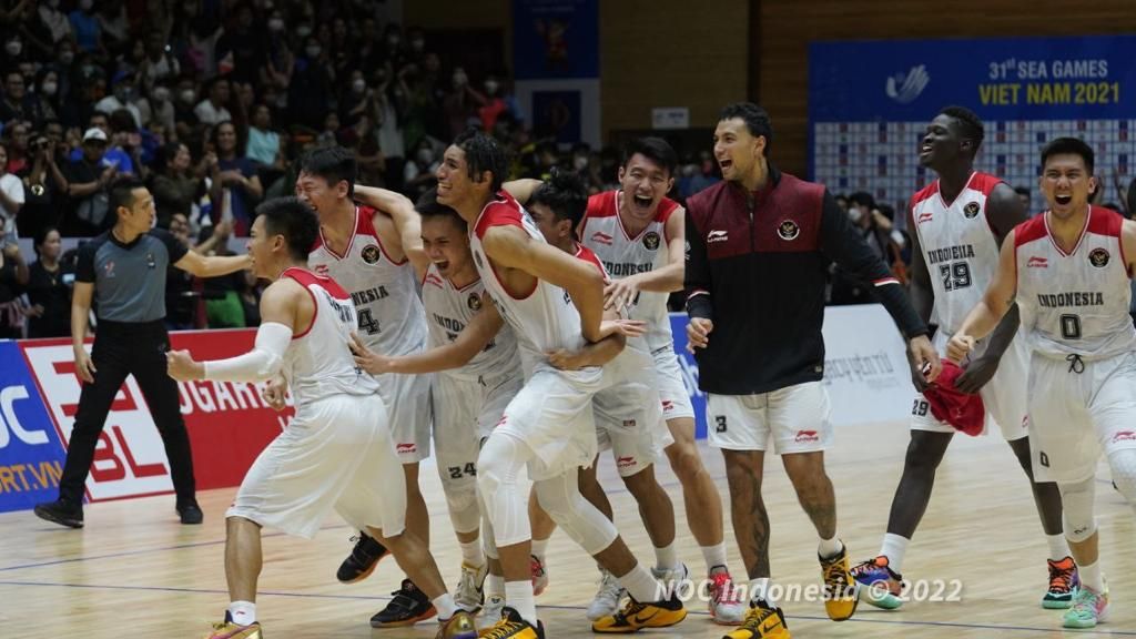 Ekspresi timnas basket putra Indonesia usai menang 85-81 atas Filipina sekaligus menyabet emas SEA Games 2021 atau yang pertama sejak 1977 di Thanh Tri Sport Information and Cultural Center Gymnasium, Minggu (22/5/2022).
