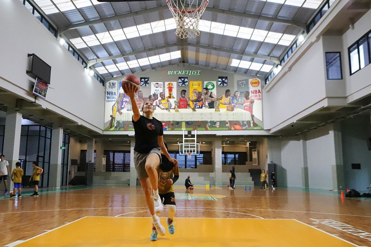 Aksi Ace Konig saat akan melakukan lay-up di lapangan basket The Bucketlist, Bogor. 