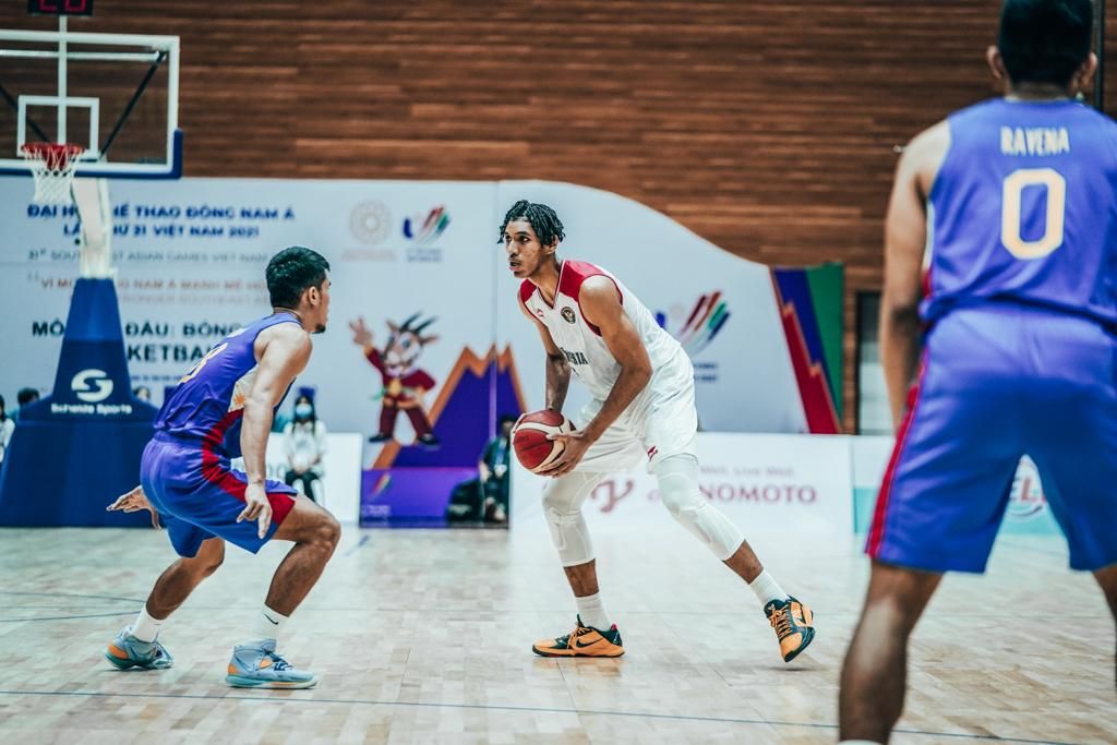 Derrick Michael Xzavierro dalam laga puncak basket putra SEA Games 2021 Vietnam yang mempertemukan Indonesia dan Filipina, Minggu (22/5/2022). 
