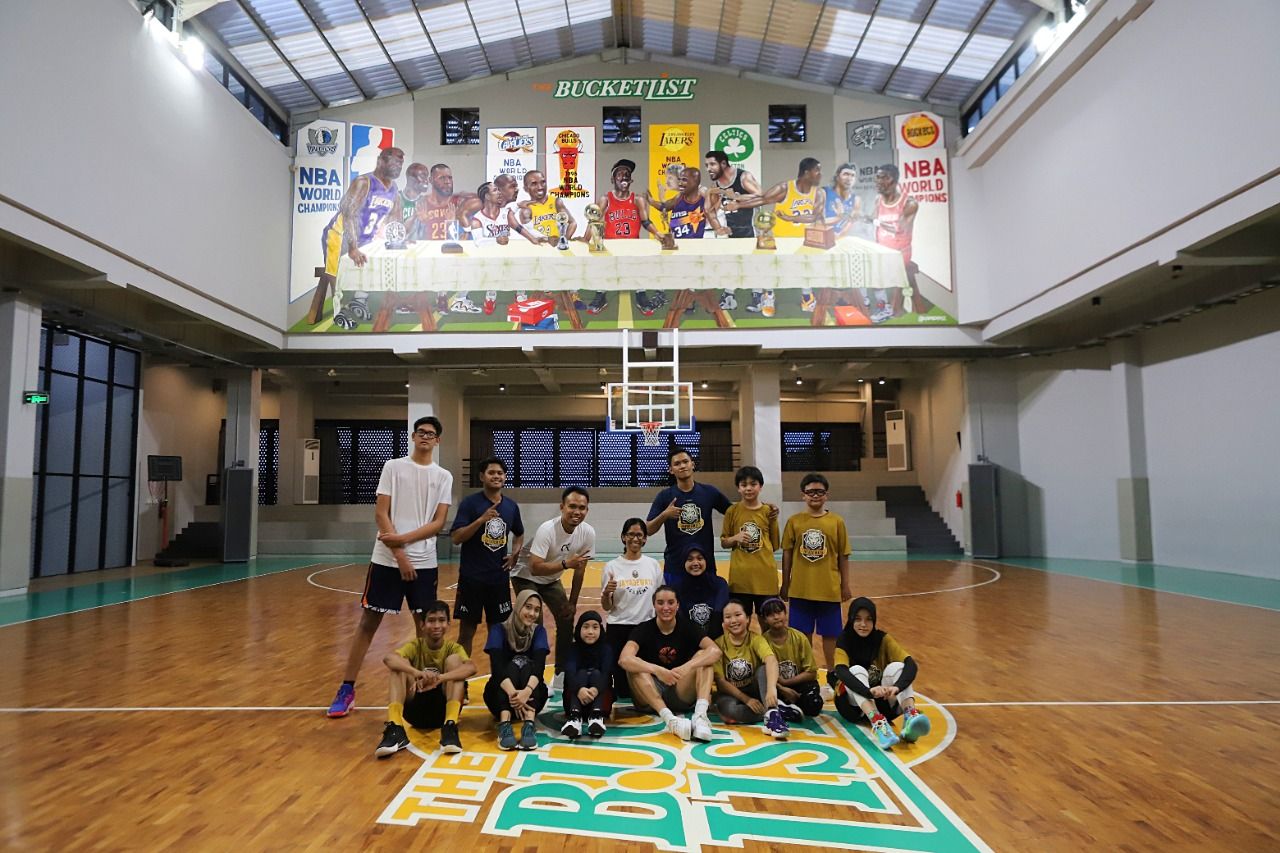 Ace Konig berfoto bersama para pemain Jayadewata Academy di lapangan basket The Bucketlist, Bogor. 