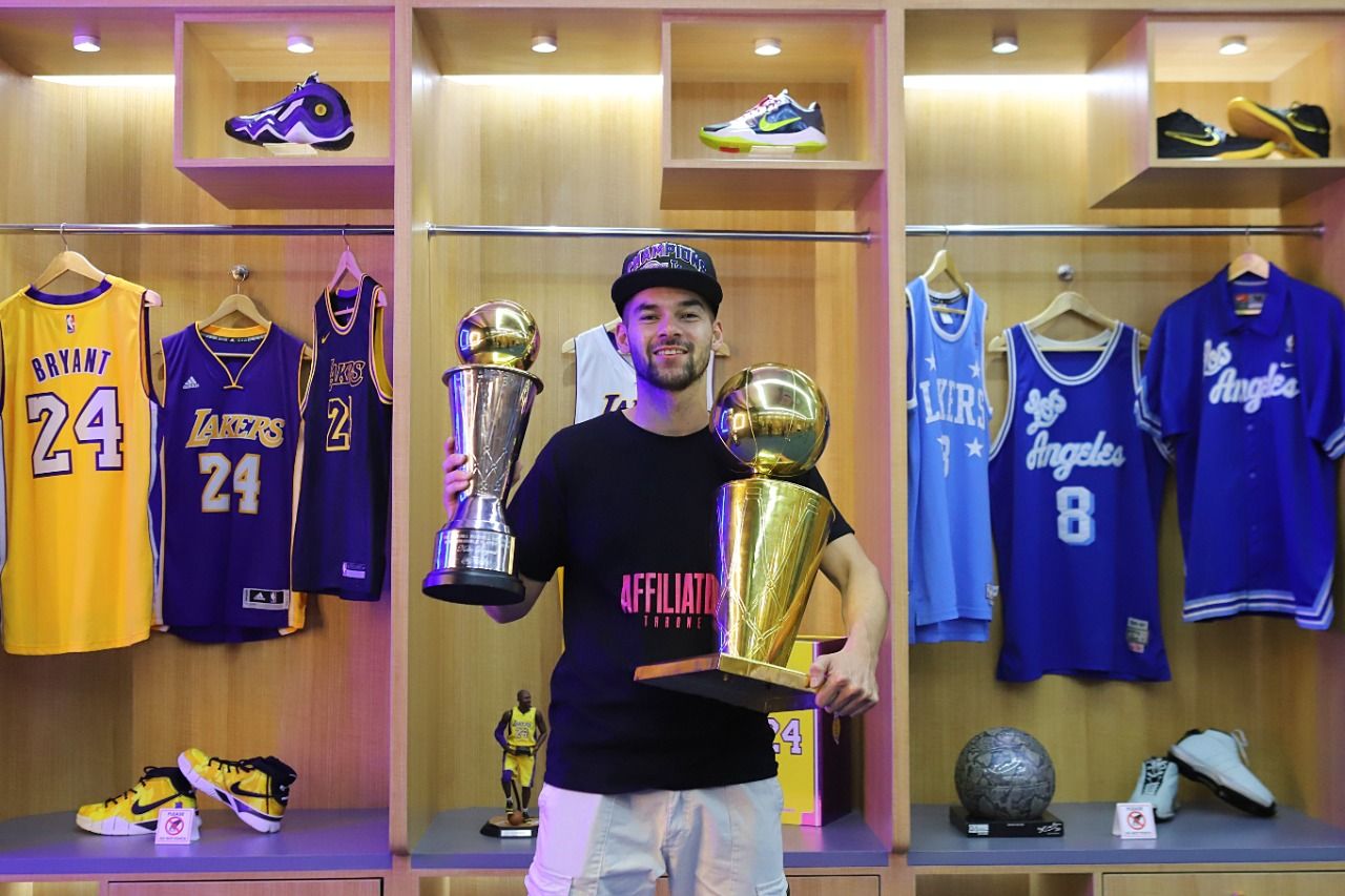 Sandy Walsh berfoto dengan replika trofi The Finals dan MVP NBA di The Bucketlist, Bogor.