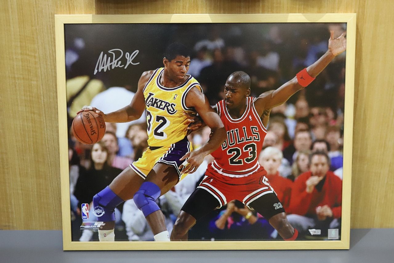 Foto ketika legenda NBA, Michael Jordan (23) dan Magic Johnson (32) saat beduel di NBA Finals 1991 yang dikolase di The Bucketlist, Bogor. 