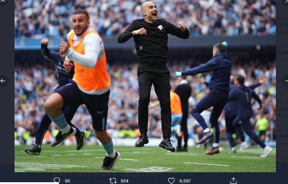 Pelatih Manchester City, Josep Guardiola, melompat kegirangan setelah timnya memastikan juara Liga Inggris 2021-2022, Minggu (22/5/2022).
