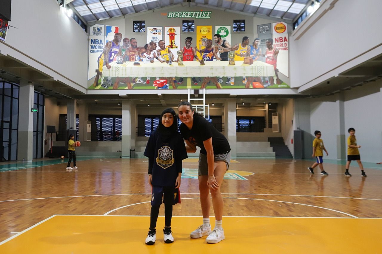 Ace Konig berfoto bersama pemain cilik Jayadewata Academy di lapangan basket, The Bucketlist, Bogor.