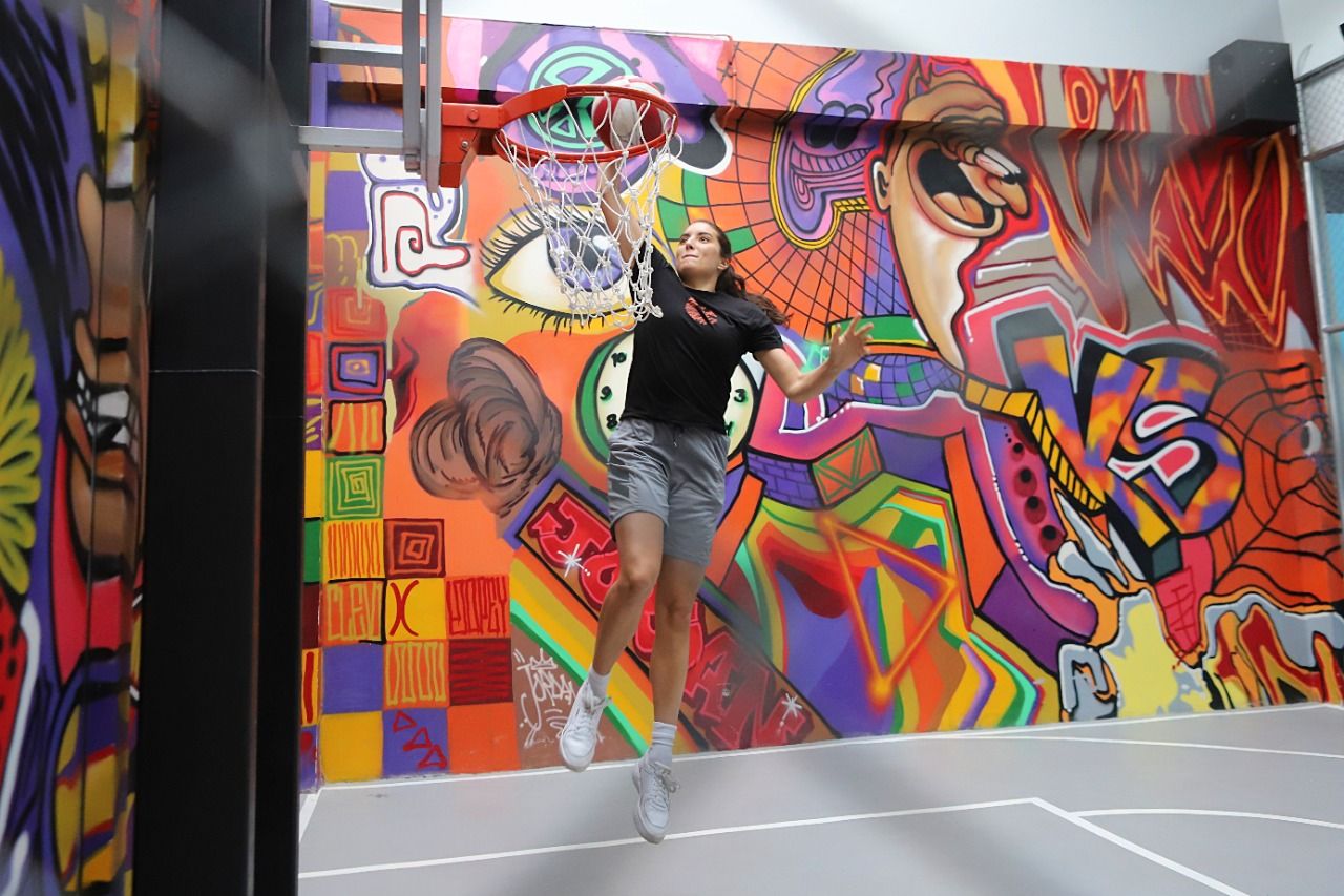 Ace Konig saat berupaya melakukan dunk di Michael Jordan's Playground, The Bucketlist, Bogor.
