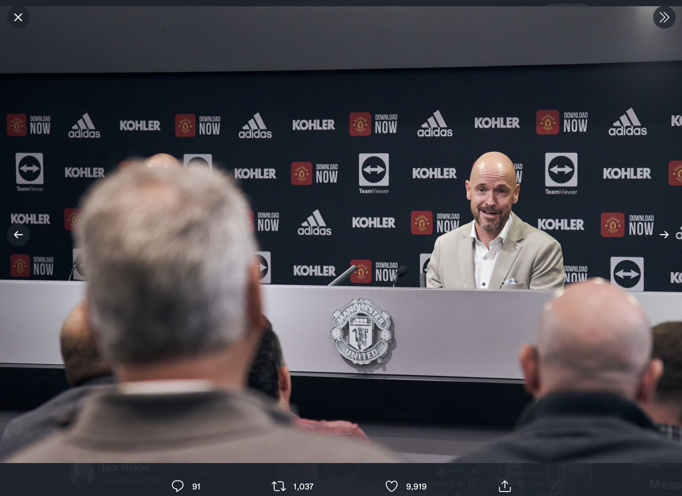 Pelatih baru Manchester United (MU), Erik ten Hag, saat melakukan konferensi pers pertamanya, Senin (23/5/2022).