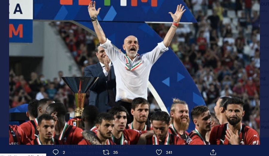 Stefano Pioli saat merayakan gelar Liga Italia 2021-2022 dengan pemainnya, Minggu (22/5/2022).