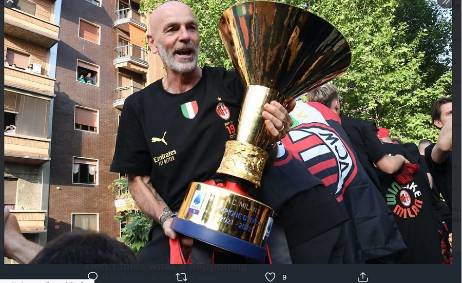 Pelatih AC Milan, Stefano Piolo, dengan trofi Liga Italia 2021-2022 dalam parade, Selasa (24/5/2022).