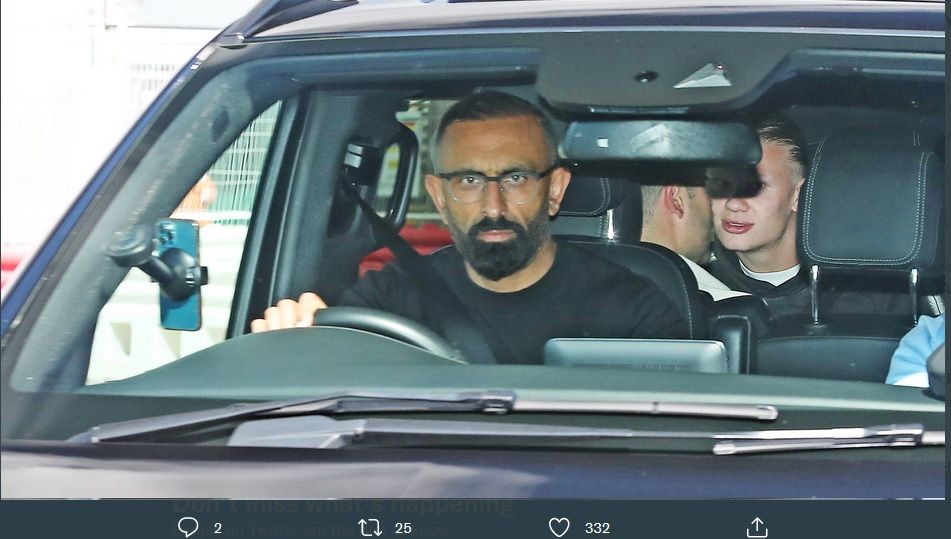 Erling Haaland tampak duduk di kursi belakang taxi yang membawanya ke Manchester City, Selasa (24/5/2022) waktu setempat.