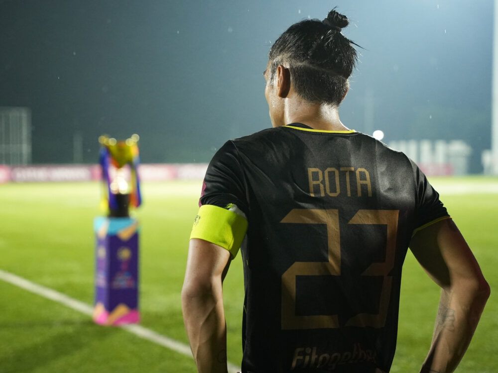 Kapten tim Kaya FC Iloilo, Simone Rota, menatap trofi Copa Paulino Alcantara 2022 yang gagal diraihnya.
