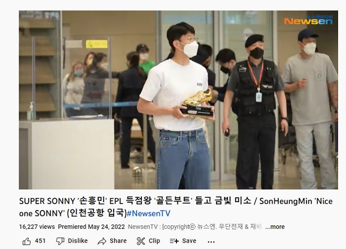 Tangkapan layar ketika Son Heung Min disambut belasan blitz kamera wartawan di pintu kedatangan Bandara Incheon, Korea.