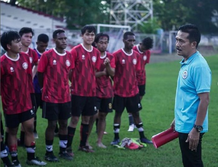 Jaya Hartono (kanan) memimpin seleksi pemain Sulut United pada 23 Mei 2022.