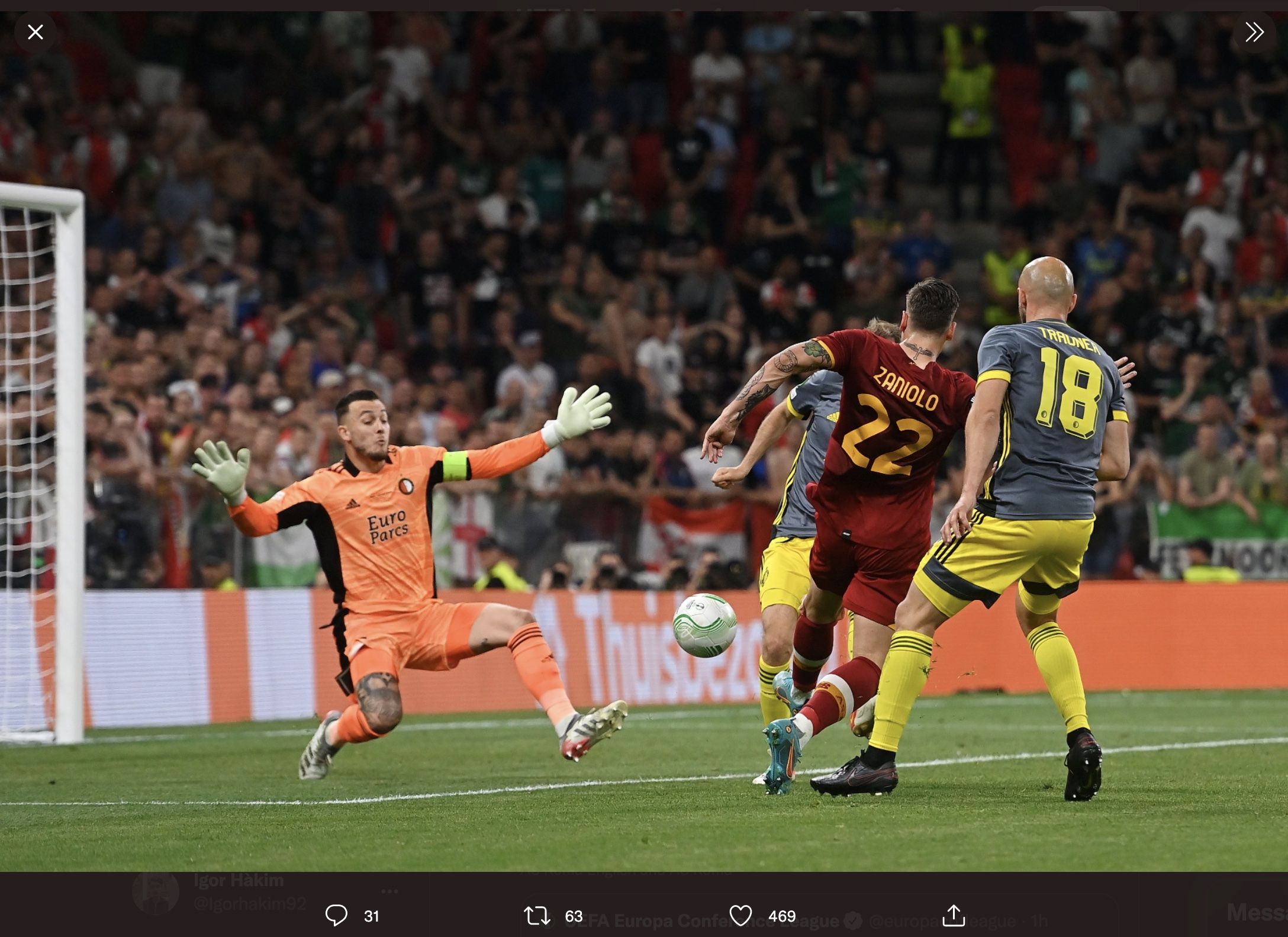 Penyerang AS Roma, Nicolo Zaniolo, saat mencetak gol ke gawang Feyenoord di final Liga Konferensi Eropa, Kamis (26/5/2022) dini hari WIB.