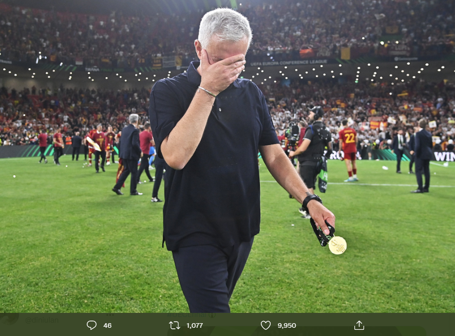 Pelatih AS Roma Jose Mourinho terlihat menangis setelah menerima medali Europa Conference League 2021-2022, Kamis (26/5/2022).