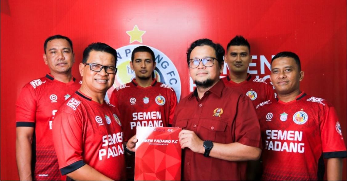 Delfi Adri (dua dari kiri) resmi ditunjuk menjadi pelatih kepala Semen Padang di Liga 2 2022.