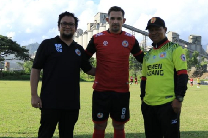 Penyerang naturalisasi Silvio Escobar diapit CEO Semen Padang FC, Win Bernadino dan pelatih Delfiadri (kanan) saat jelang latihan pada 27 Mei 2022.