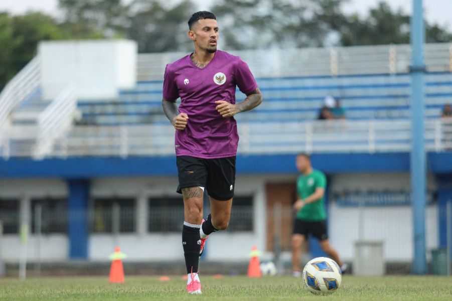 Pemain Borneo FC, Stefano Lilipaly, mengikuti latihan bersama timnas Indonesia di Bandung.