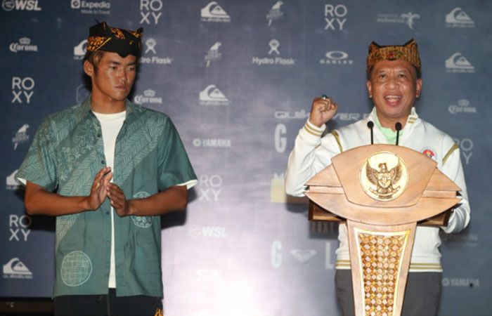 Menteri Pemuda dan Olahraga Republik Indonesia (Menpora RI) Zainudin Amali (kanan) membuka World Surfing League (WSL) Championship Tour 2022.