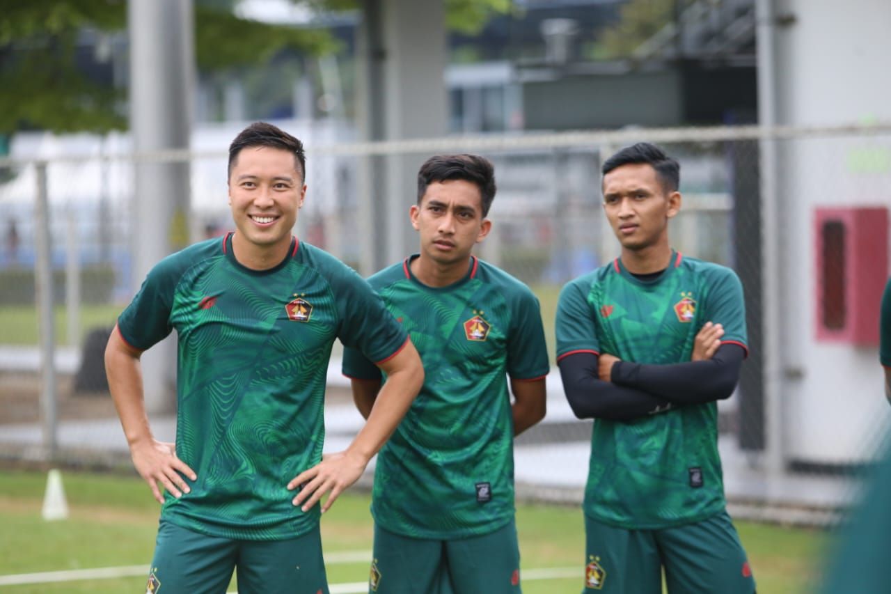 Trio pemain Persik dari kiri ke kanan: Arthur Irawan, Fitra Ridwan, dan Dany Saputra dalam sesi latihan di Lapangan D, Kompleks Gelora Bung Karno, Jakarta Pusat pada 31 Mei 2022.