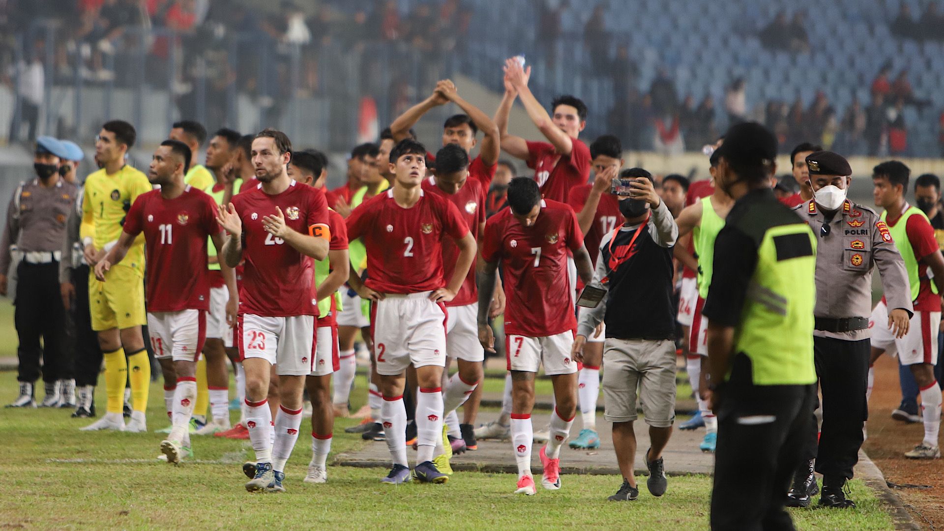 Skuad timnas Indonesia memberikan apresiasinya terhadap suporter usaisaat menghadapi Bangladesh di Stadion Si Jalak Harupat, Soreang, Bandung, Rabu (1/6/2022) malam WIB.